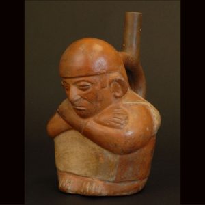 腕を組んで眠る男性象形鐙型壺