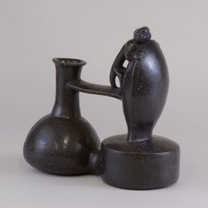 貝象形猿飾り付き双胴壺